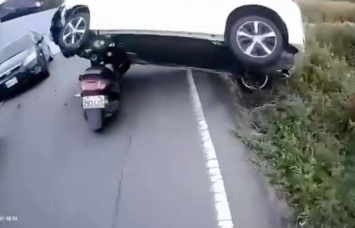 Following an accident, this scooter rider finds himself in a totally improbable situation