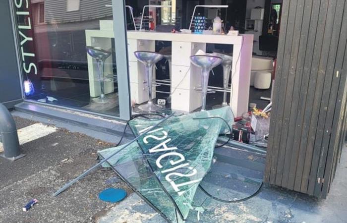 Hair salon attacked with a car ramming, the damage is impressive