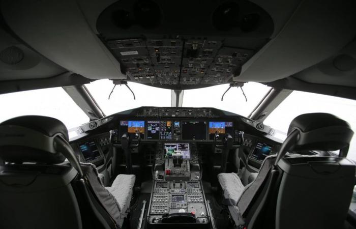 Cockpit windshield cracks, plane turns back from London to San Francisco