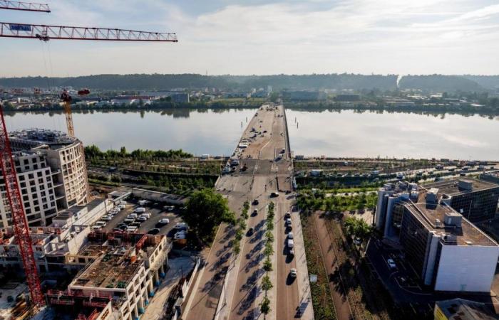 between two bridges, this modern Bordeaux which is expanding