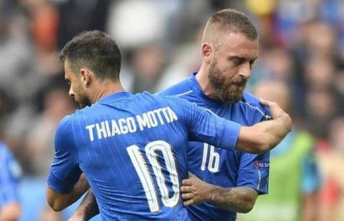 Motta
      and
      De
      Rossi,
      the
      friendship
      born
      from
      a
      shirt
      »
      LaRoma24.it
      –
      All
      the
      News,
      News,
      Live
      Insights
      on
      As
      Roma