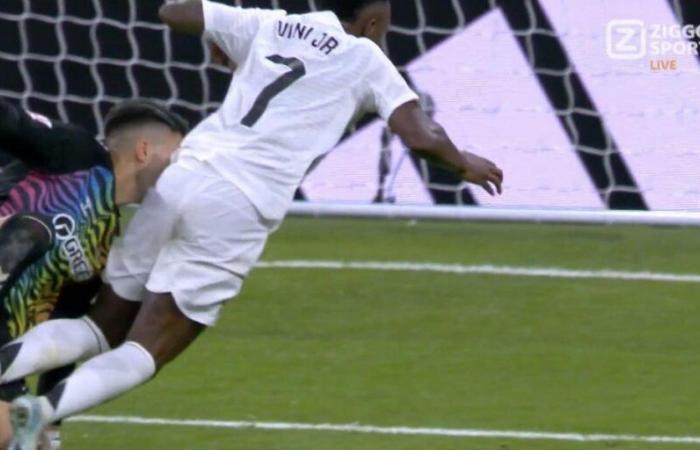 Van
      Basten
      is
      amazed
      by
      the
      VAR
      in
      Madrid-Betis
      for
      the
      penalty
      on
      Vinicius