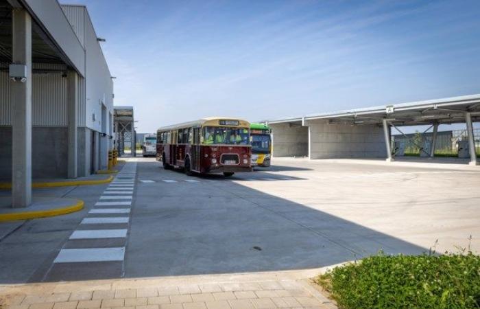 De
      Lijn
      presents
      new
      depot
      in
      Mortsel:
      “With
      green
      roofs,
      separate
      sewerage
      systems
      and
      solar
      panels,
      the
      depot
      is
      climate
      neutral”
      (Antwerp)