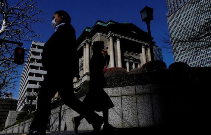 Japan
      inflation-adjusted
      wages
      rise
      for
      two
      straight
      months
      in
      July