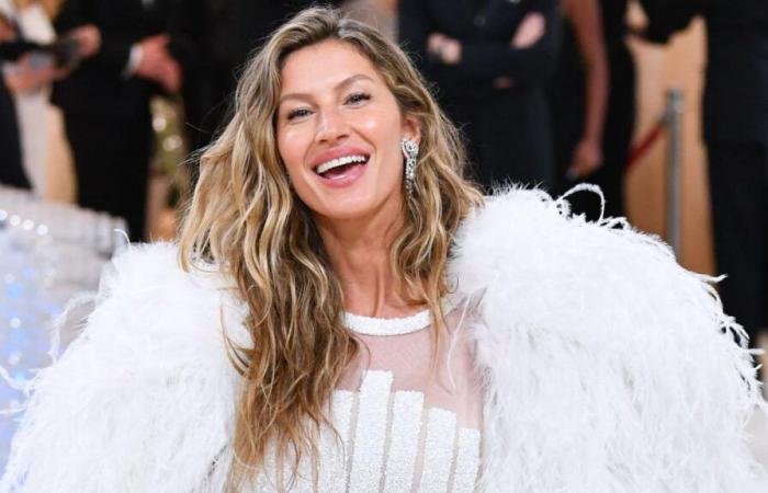 Gisele
      Bündchen
      (44
      years
      old)
      feline
      and
      wild,
      she
      poses
      topless
      in
      a
      leopard
      coat
      and
      hides
      almost
      nothing