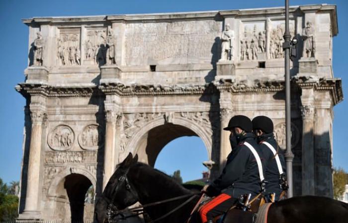 In
      Rome,
      the
      Arch
      of
      Constantine
      was
      damaged
      by
      lightning
      during
      a
      violent
      storm