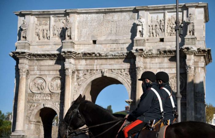 In
      Rome,
      the
      Arch
      of
      Constantine
      was
      damaged
      by
      lightning
      during
      a
      violent
      storm