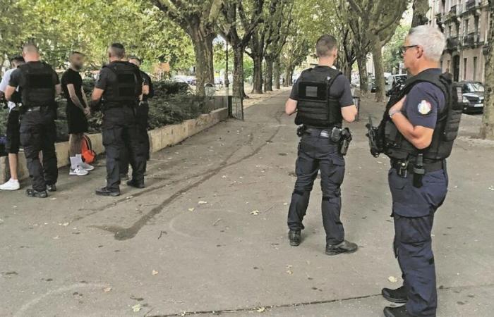 In
      Grenoble,
      these
      CRS
      on
      the
      front
      line
      facing
      the
      “gang
      war”