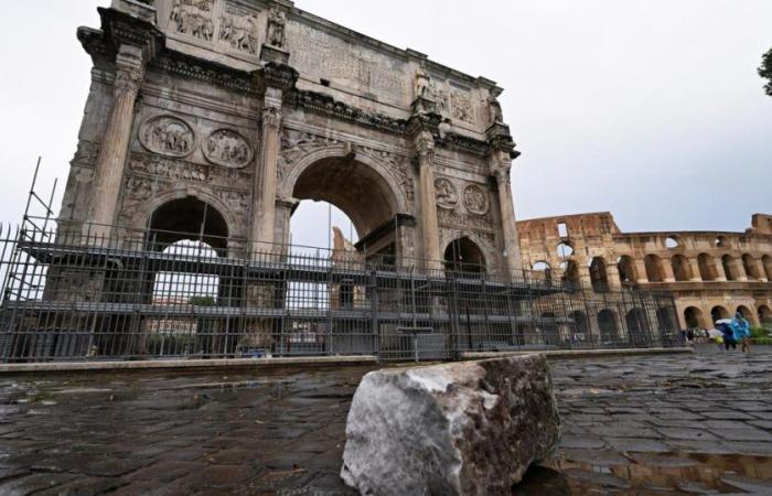 In
      Rome,
      the
      Arch
      of
      Constantine
      struck
      by
      lightning
      loses
      some
      of
      its
      fragments