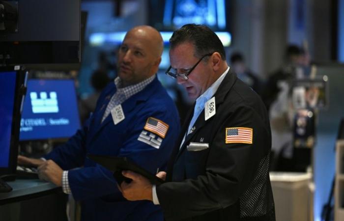 Wall
      Street
      ends
      in
      disarray,
      gloomy
      but
      without
      conviction