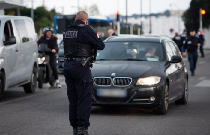 Driving
      a
      stolen
      car,
      he
      refuses
      to
      comply
      and
      drives
      towards
      several
      police
      officers