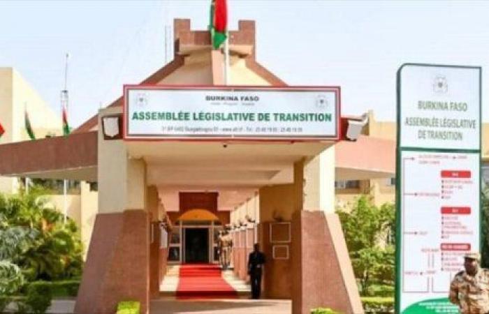 Burkina/ALT:
      Government
      withdraws
      draft
      constitutional
      law
      revising
      the
      constitution