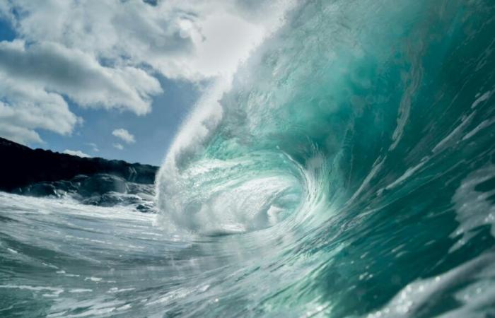 The
      growing
      threat
      of
      megatsunamis,
      waves
      that
      can
      reach
      200
      metres
      high