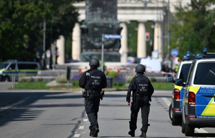 Police
      kill
      man
      who
      opened
      fire
      near
      Israeli
      consulate
      in
      Munich