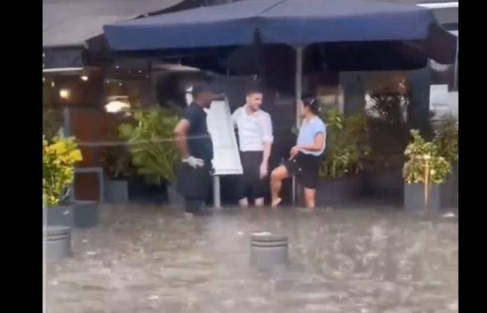 In
      Marseille,
      torrential
      rains
      cause
      flooding
      and
      cause
      the
      Old
      Port
      to
      overflow