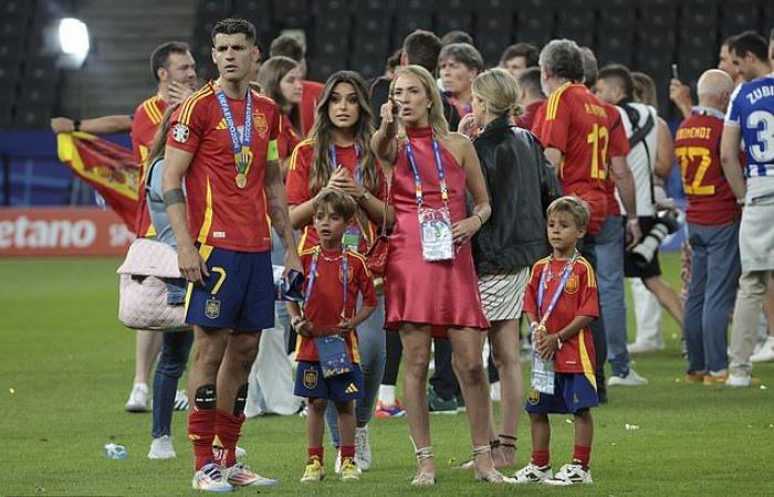 Revealed:
      Spain
      captain
      Alvaro
      Morata’s
      divorce
      from
      wife
      Alice
      ‘was
      caused
      by
      an
      argument
      ON
      THE
      PITCH
      after
      beating
      England
      in
      Euro
      2024
      final’
      –
      and
      he
      ‘will
      hand
      half
      of
      his
      fortune
      to
      his
      ex’