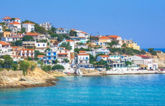 On
      This
      Greek
      Island,
      People
      Live
      Up
      To
      100
      Years
      Old
      And
      This
      Is
      The
      Food
      They
      Eat
      Every
      Day