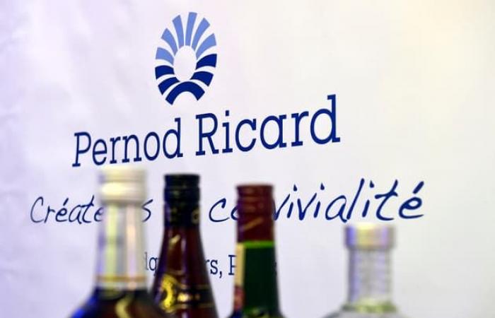 Faced
      with
      the
      outcry
      in
      Marseille,
      Pernod
      Ricard
      finally
      gives
      up
      sponsoring
      PSG
      and
      “will
      continue
      to
      proudly
      claim
      its
      origins”