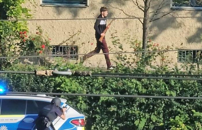 Shots
      in
      Munich:
      Perpetrator
      came
      with
      World
      War
      II
      weapon
      and
      bayonet
      |
      Regional