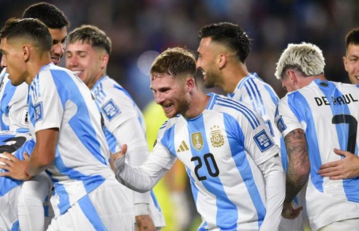 Without
      Messi
      and
      after
      the
      tribute
      to
      Di
      María,
      Argentina
      beat
      Chile
      at
      the
      Monumental