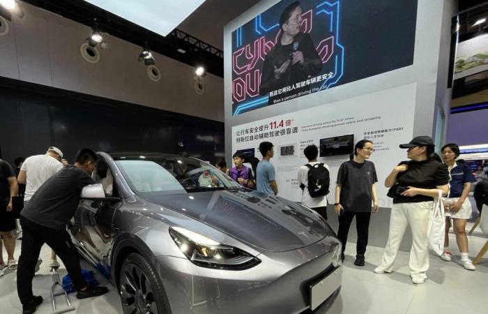 Tesla
      To
      Delay
      Full
      Self-Driving
      Rollout
      in
      China,
      Europe