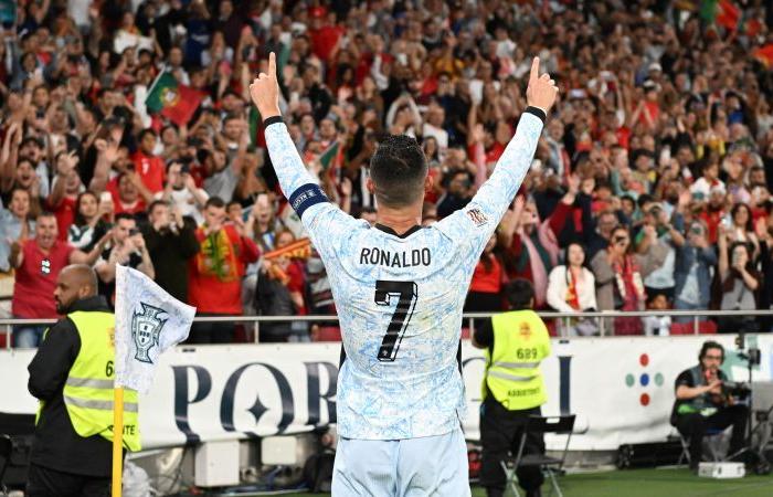 Cristiano
      Ronaldo
      becomes
      first
      man
      to
      score
      900
      career
      goals