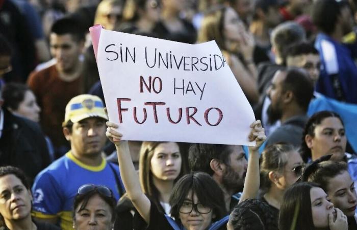 In
      Argentina,
      teachers
      demonstrate,
      suffocated
      by
      budgetary
      austerity