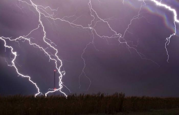 Marseille
      under
      water,
      seven
      departments
      still
      on
      orange
      alert