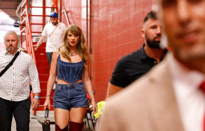 Taylor
      Swift
      at
      Kansas
      City
      Chiefs/
      Baltimore
      Ravens
      Game
      in
      Red
      Boots