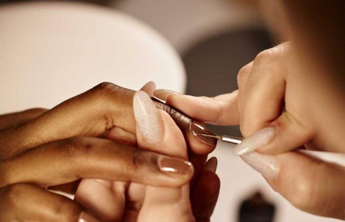 This
      sleek
      nail
      polish
      color
      is
      shaping
      up
      to
      be
      the
      perfect
      fall
      trend