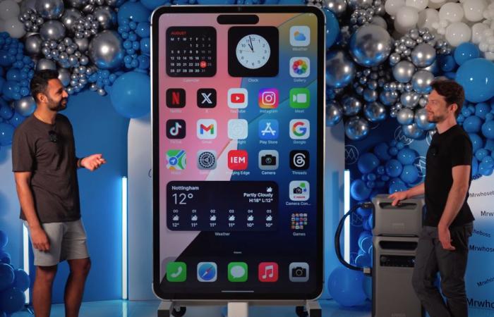 YouTubers
      built
      a
      six
      foot
      tall
      working
      replica
      of
      Apple’s
      iPhone
      15
      Pro
      Max