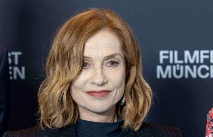 With
      her
      notched
      bob
      and
      red
      lips,
      Isabelle
      Huppert
      takes
      us
      back
      to
      the
      Roaring
      Twenties
      and
      we
      love
      it!