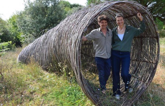 In
      La
      Rochelle,
      intriguing
      connected
      sculptures
      allow
      communication
      from
      one
      end
      of
      the
      city
      to
      the
      other