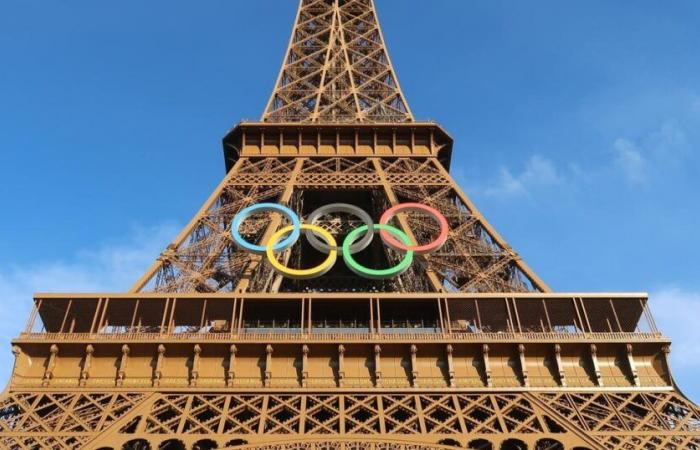 The
      Olympic
      rings
      will
      remain
      on
      the
      Eiffel
      Tower
      until
      2028,
      “then
      we’ll
      see,”
      announces
      Anne
      Hidalgo