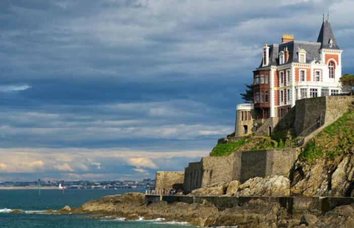 Discover
      her
      grandiose
      mansion
      in
      Brittany
      (with
      14
      rooms),
      a
      stone’s
      throw
      from
      the
      beach,
      where
      she
      spent
      her
      last
      vacation