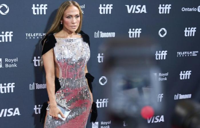 Jennifer
      Lopez,
      Toronto
      red
      carpet
      star
      with
      “Unstoppable”