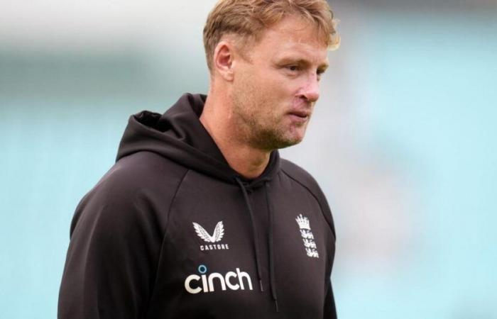 Andrew
      Flintoff
      moves
      Josh
      Hull’s
      mother
      to
      tears
      with
      first
      cap
      speech