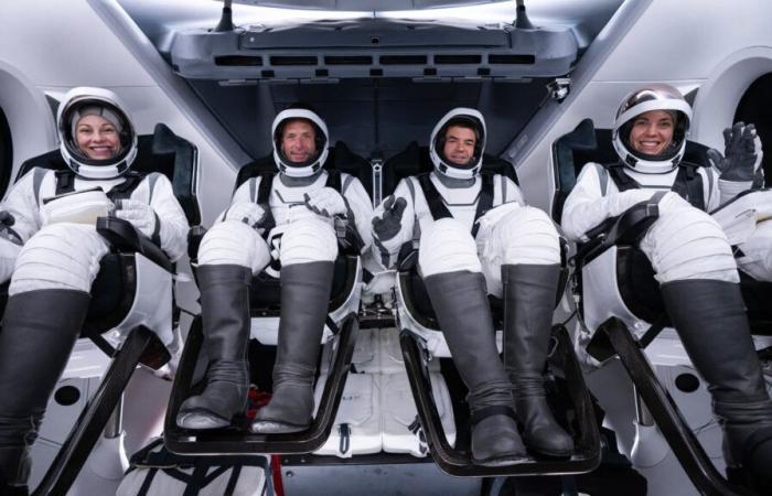 SpaceX
      defies
      NASA
      and
      will
      test
      its
      new
      suit
      in
      the
      vacuum
      of
      space