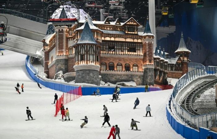 Heat-stricken
      China
      opens
      world’s
      largest
      indoor
      ski
      slope