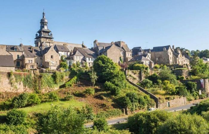 With
      its
      0.48
      km2,
      this
      medieval
      Breton
      city
      is
      one
      of
      the
      smallest
      communes
      in
      France
      and
      one
      of
      the
      prettiest