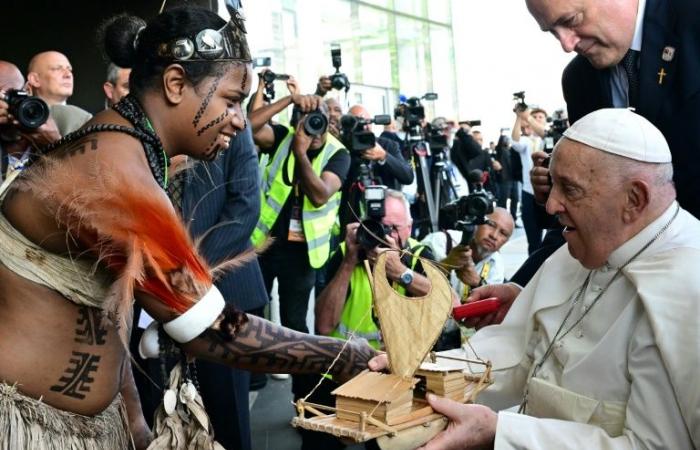 In
      Papua
      New
      Guinea,
      the
      Pope
      denounces
      tribal
      violence
      and
      unequal
      exploitation
      of
      resources