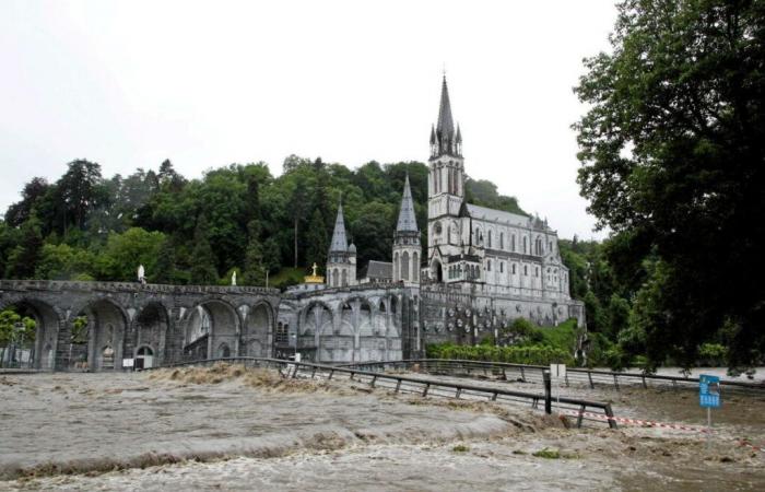 Part
      of
      the
      Lourdes
      sanctuary
      flooded
      due
      to
      heavy
      rains