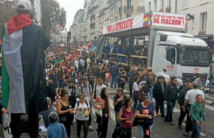 In
      Paris,
      Macron’s
      “coup
      de
      force”
      is
      not
      going
      down
      well