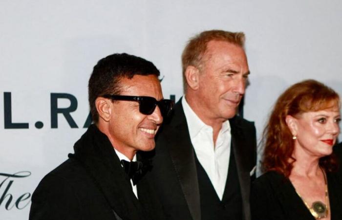 his
      commitment
      rewarded
      and
      praised
      by
      Kevin
      Costner