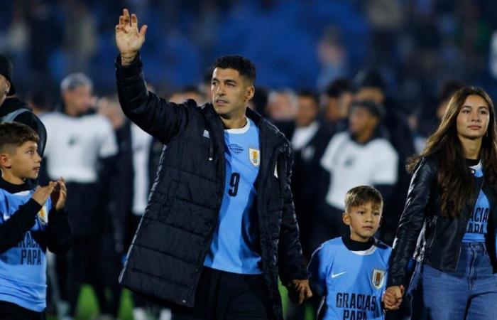 Luis
      Suárez
      ends
      Uruguay
      international
      career
      in
      emotional
      farewell