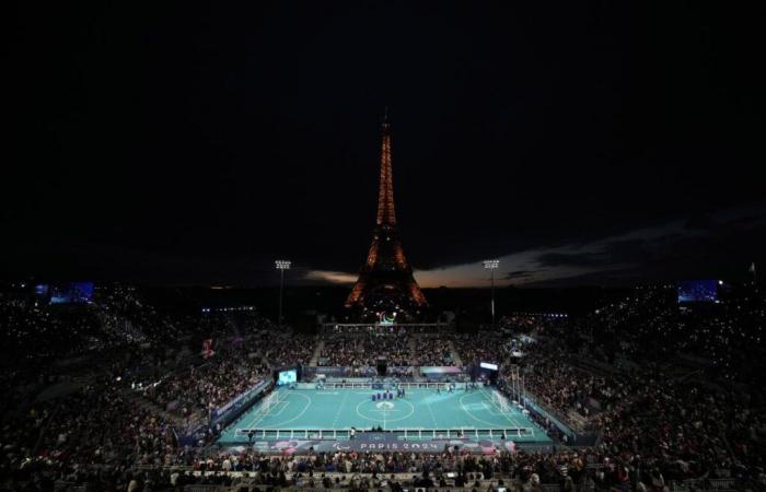 Monumental,
      France
      wins
      gold
      at
      the
      foot
      of
      the
      Eiffel
      Tower!