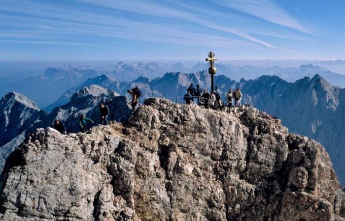 German
      tourist
      climbs
      mountain
      in
      sandals
      and
      becomes
      laughing
      stock
      on
      social
      media