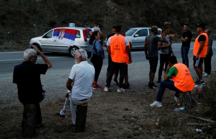 After
      several
      hours
      of
      blockage,
      the
      two
      border
      crossings
      with
      Serbia
      closed
      due
      to
      protests
      have
      been
      reopened