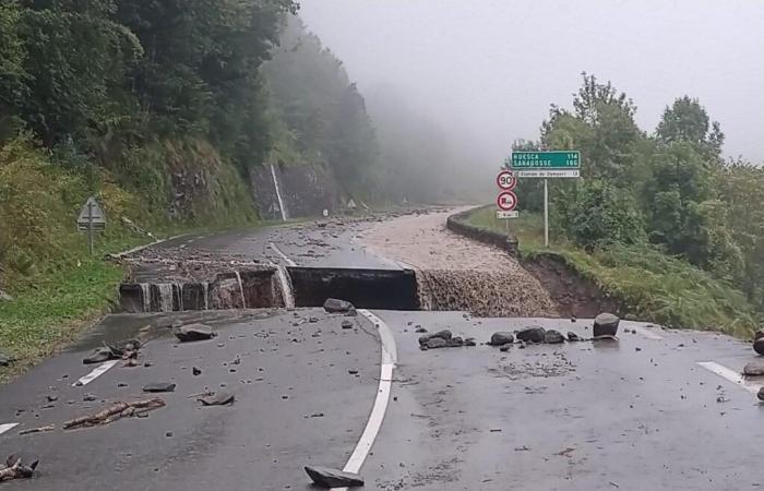 Bad
      weather
      in
      the
      Pyrenees:
      part
      of
      the
      road
      has
      collapsed
      between
      Urdos
      and
      Somport,
      link
      to
      Spain
      cut
      off