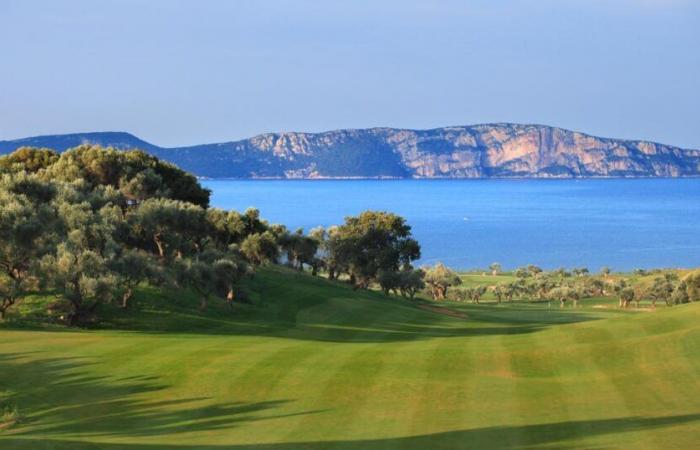 In
      the
      southwest
      of
      the
      Peloponnese,
      the
      golf
      odyssey
      of
      Costa
      Navarino